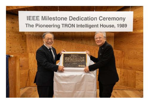 Ken Sakamura, Professor Emeritus, The University of Tokyo (right) received the plaque from Toshio Fukuda, Past IEEE President(left)
